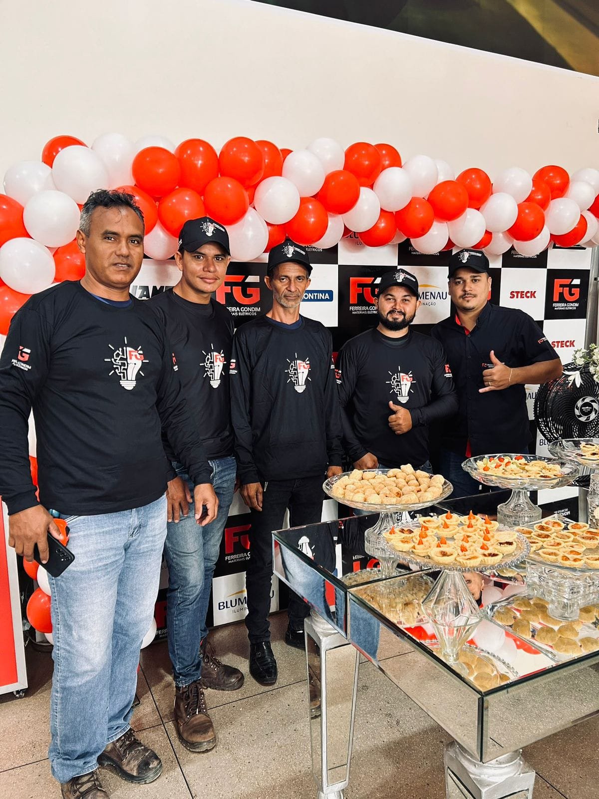 A Nogueira Energia oferece serviços elétricos profissionais, com uma equipe especializada e experiente pronta para atender empresas e residências de qualquer porte. Qualidade e compromisso com a segurança.